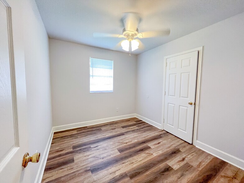 Building Photo - 2119 Melanie Dr