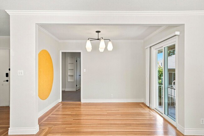 Building Photo - Sun-Drenched Lakeshore Living