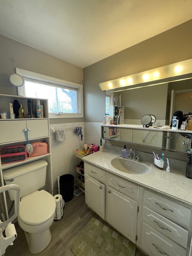 Building Photo - 3 Bedroom. 2 Bath Near Purdue!