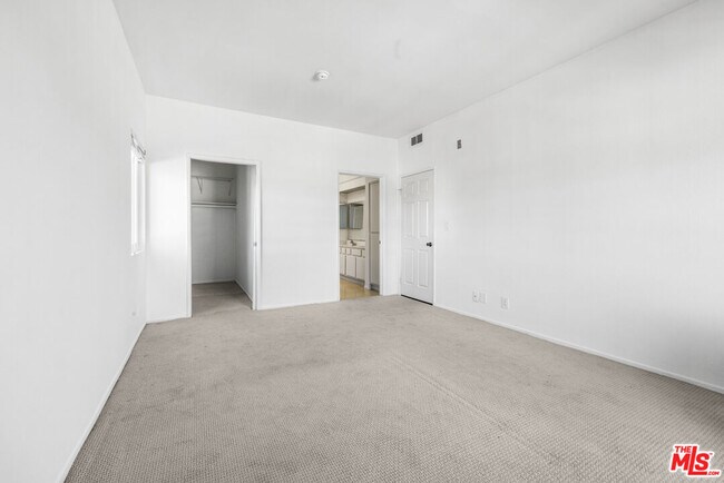 Building Photo - 12621 Washington Pl