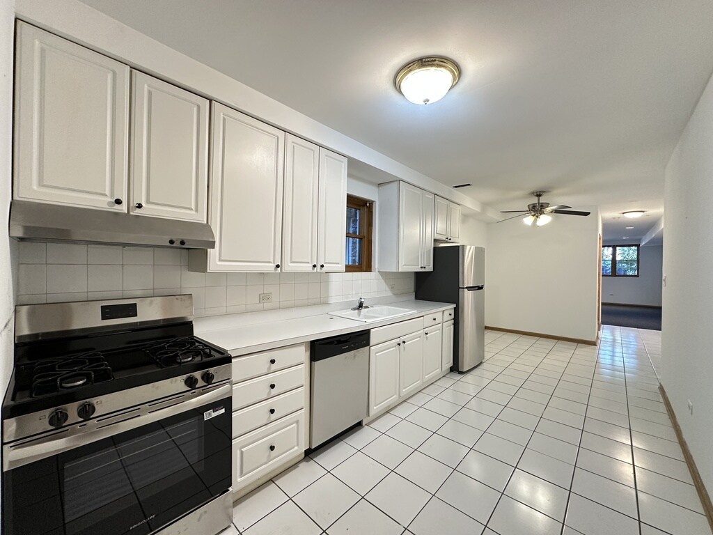 Building Photo - 918 N Paulina St