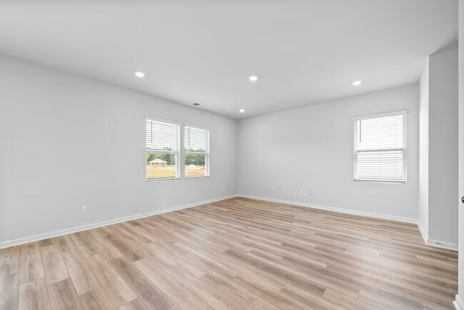 Building Photo - 1247 Ross Farms Blvd