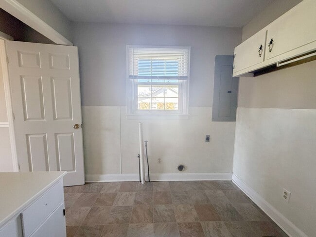 Building Photo - Spacious 3-Bedroom Home with Screened-In Porch and Ample Parking in Cookeville