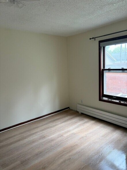 Building Photo - 400 Van Buren Ave