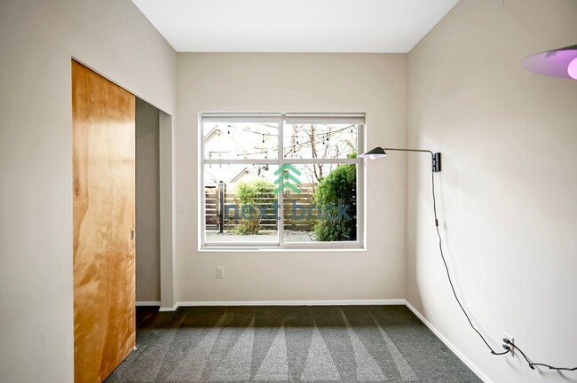 Building Photo - 2 BED & 1.5 BATH URBAN ELEGANCE AND ROOFTO...