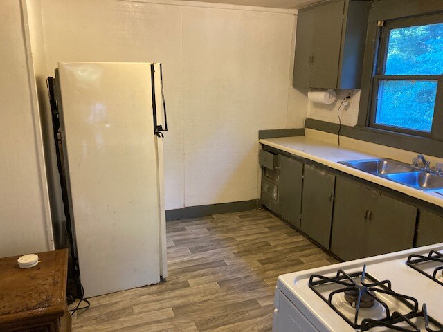 Building Photo - 1621 W Short 17th St