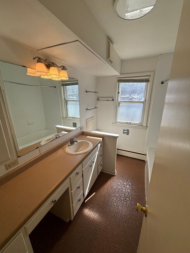 Building Photo - 1135