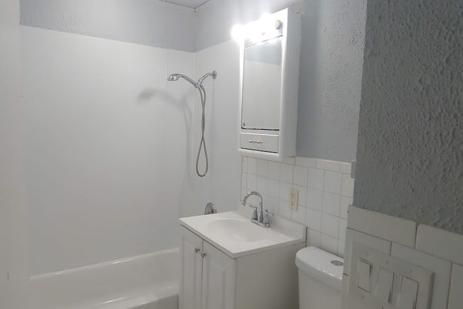 Building Photo - 5625 N 57th St