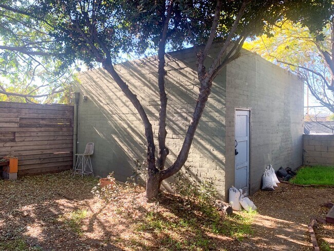 Building Photo - 5670 York Blvd