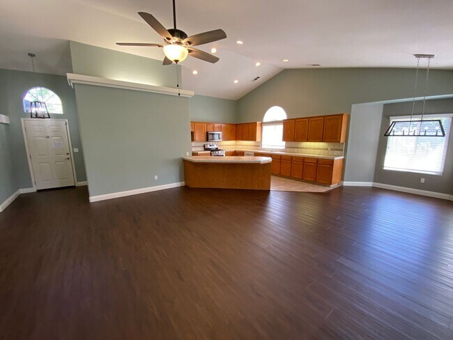 Building Photo - 2643 W Oakridge Ave