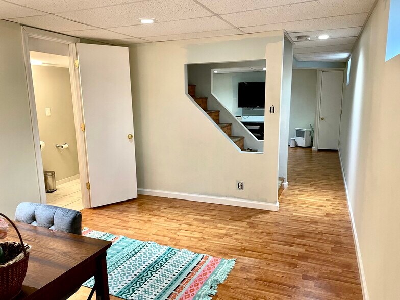 Building Photo - 2426 Chestnut Ave