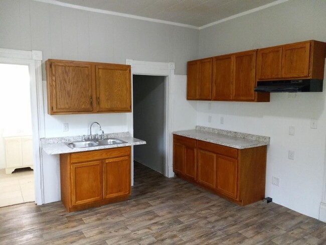 Building Photo - 2BR/1BA Section 8 Accepted