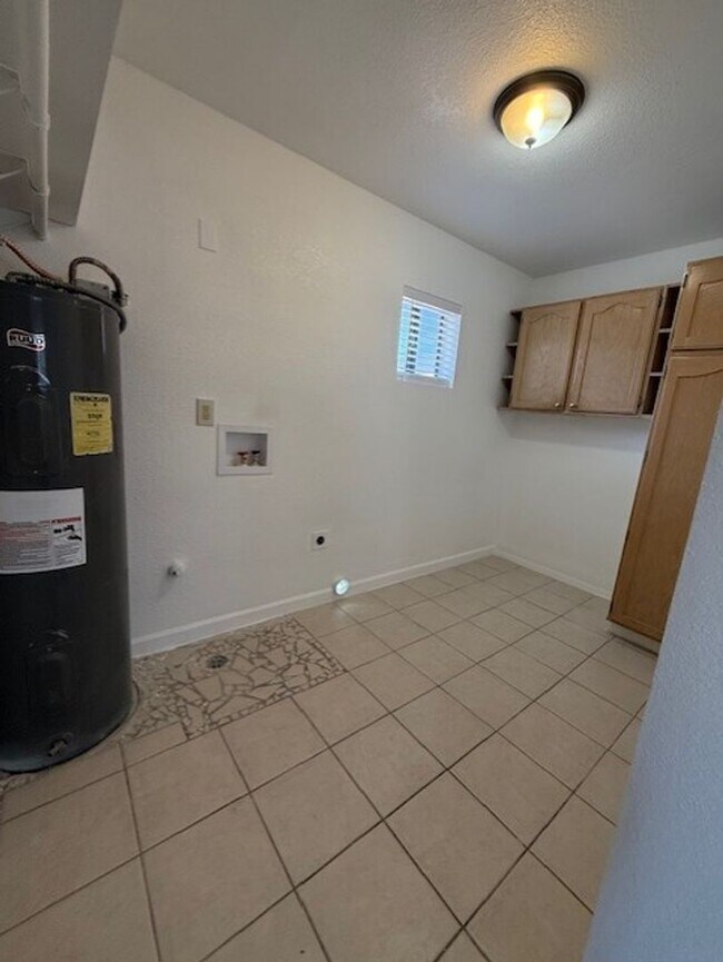 Building Photo - 1324 S Ocotillo Dr