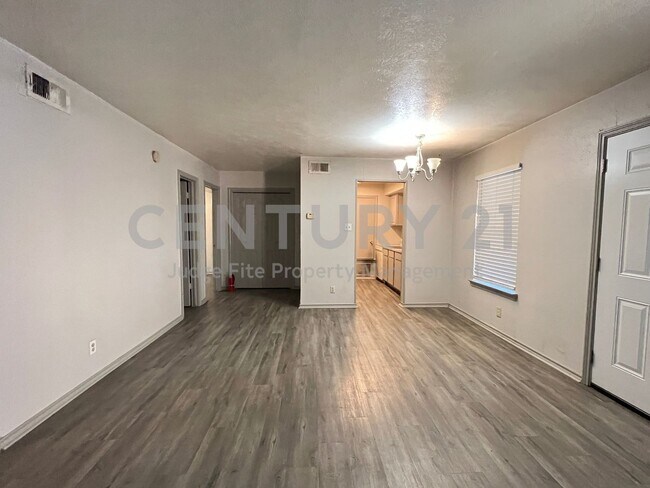 Building Photo - Spacious 2/1.5 Apartment in Denton Great for Roommates!