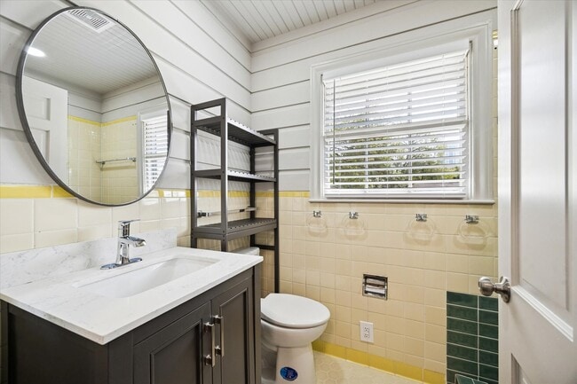 Building Photo - 2506 Avalon Pl