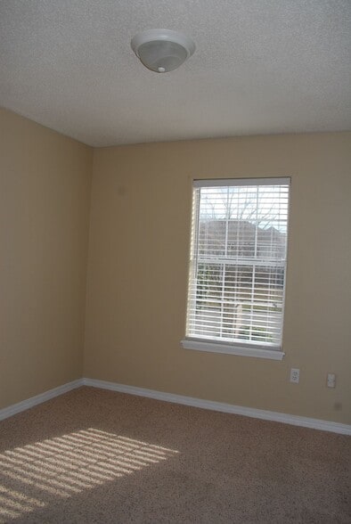 Building Photo - 14486 Williamsburg Dr