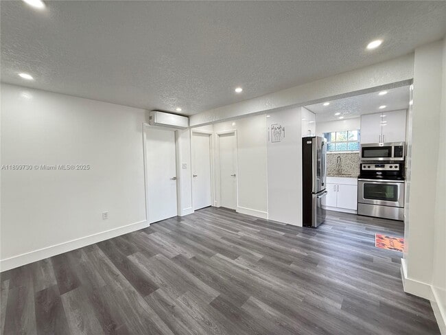 Building Photo - 130 NW 32nd Ct