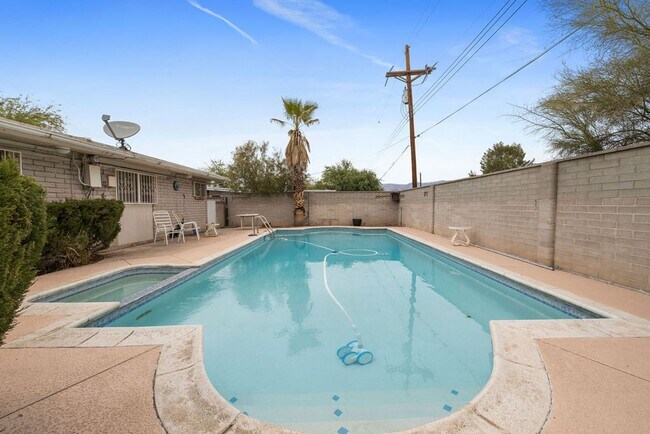 Building Photo - Eastside 4 Bedroom Home with Pool
