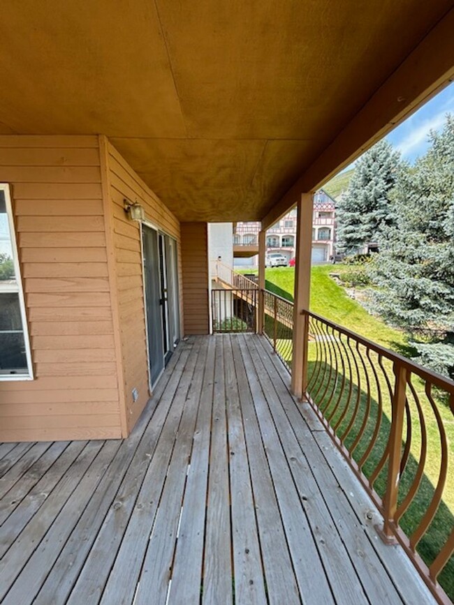 Building Photo - 3 Bedroom / 2 Bath Near Park City