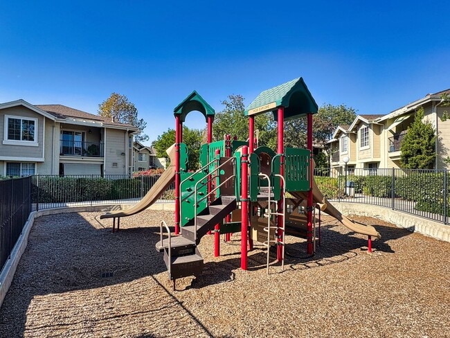 Building Photo - Beautiful and Bright 2-Bedroom Condo