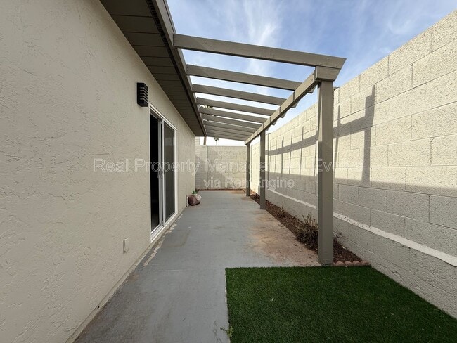 Building Photo - 606 E Royal Palm Square N