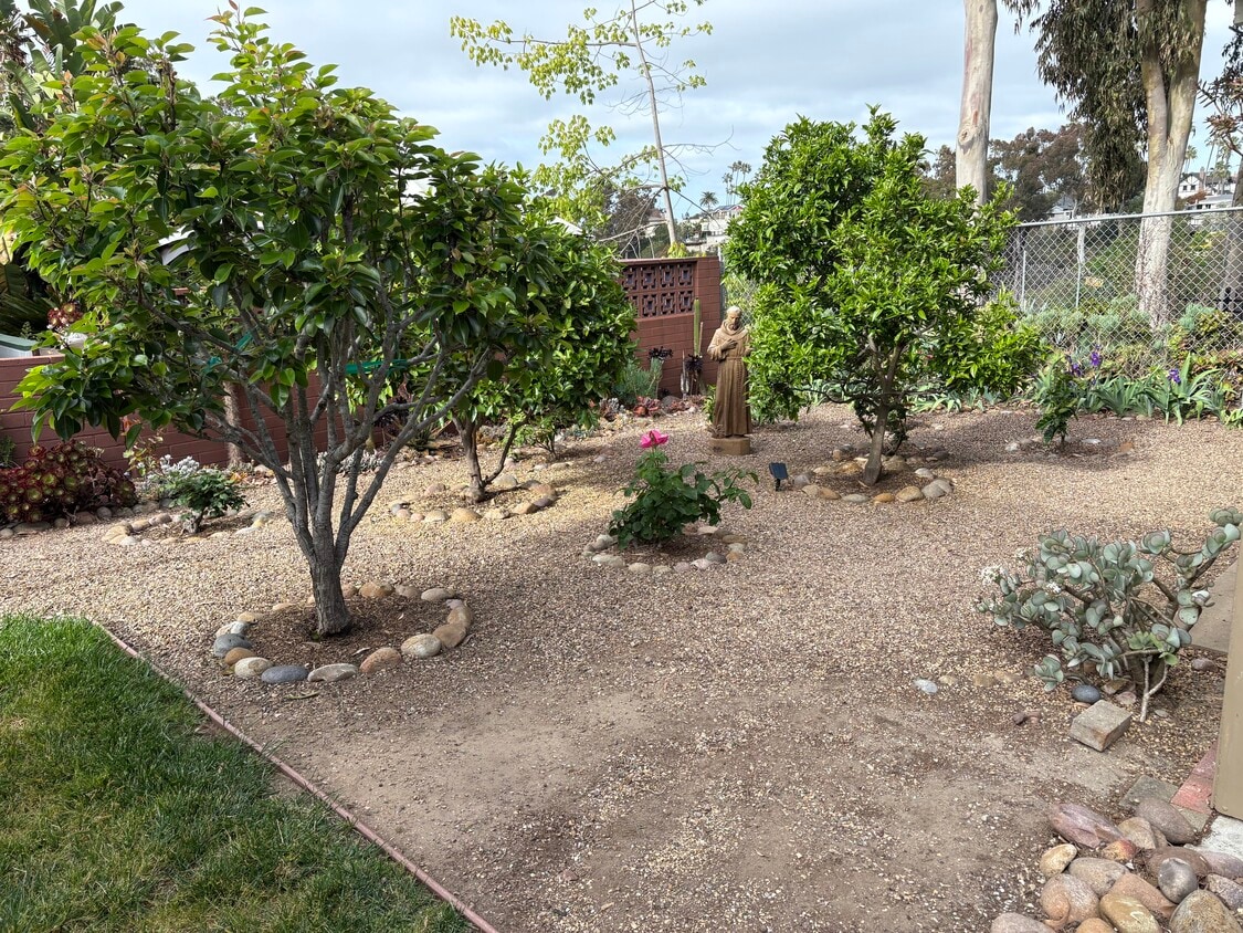 Building Photo - 4735 Lomitas Dr