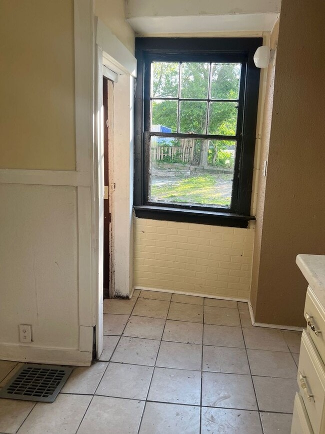 Building Photo - 3 bedroom house