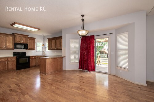 Building Photo - Open and Light 2-story w/fin bsmt and fenc...