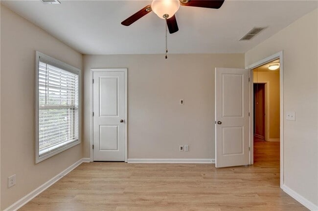 Building Photo - 2152 Greencrest Cir