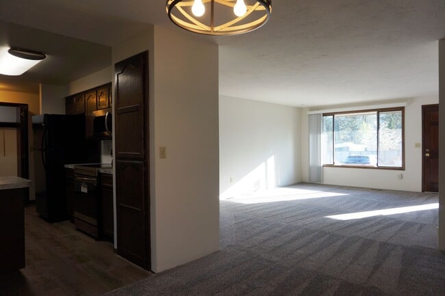Building Photo - 948