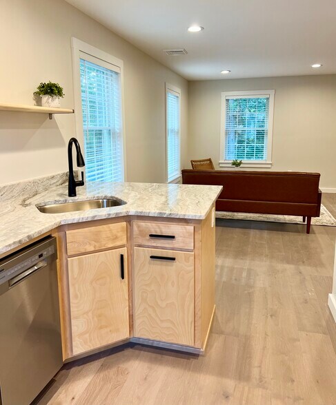 Building Photo - 179 Butternut St