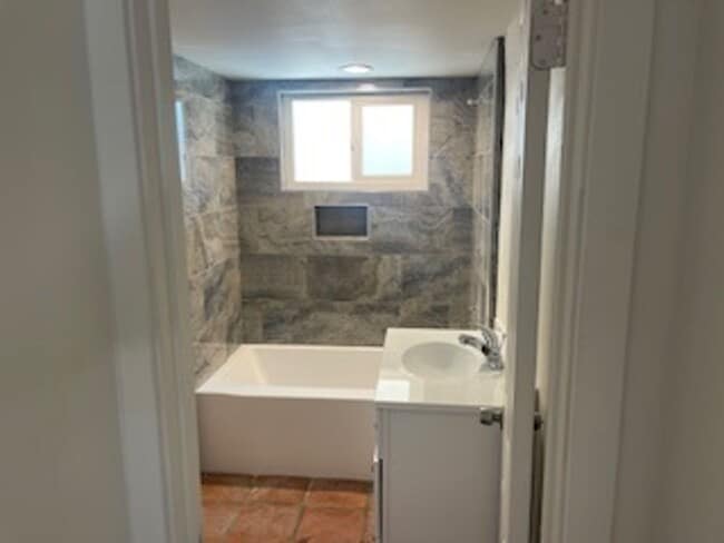 Building Photo - Central DHS, 2 BEDROOM, 1 BATH SINGLE FAMI...