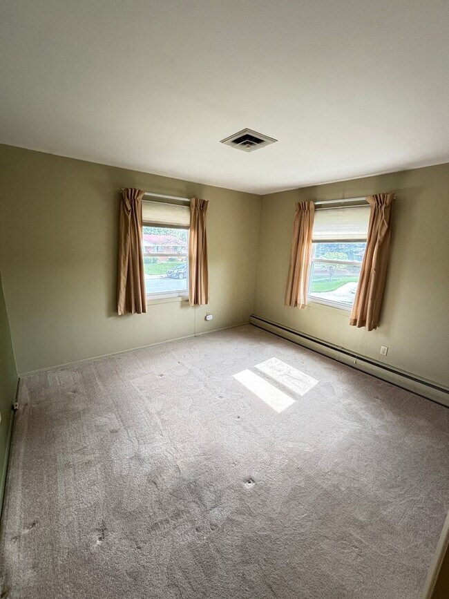 Building Photo - Spacious 3br Home for rent located in Whit...