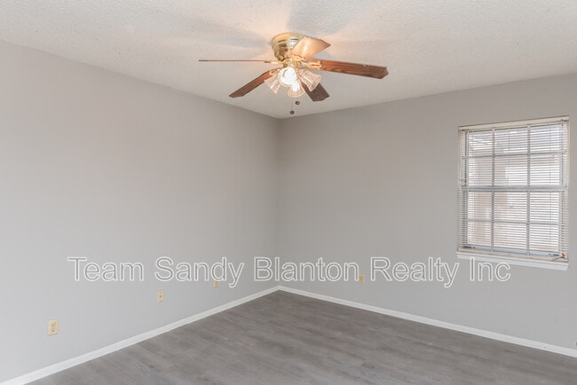 Building Photo - 5405 E Shore Dr