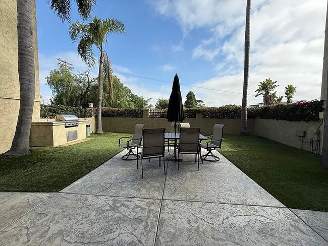 Building Photo - "Charming 1-Bed Oasis in San Diego's Heart – Your Perfect Urban Retreat!"