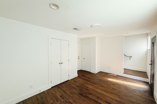 Building Photo - 1931 N Prairie Ave