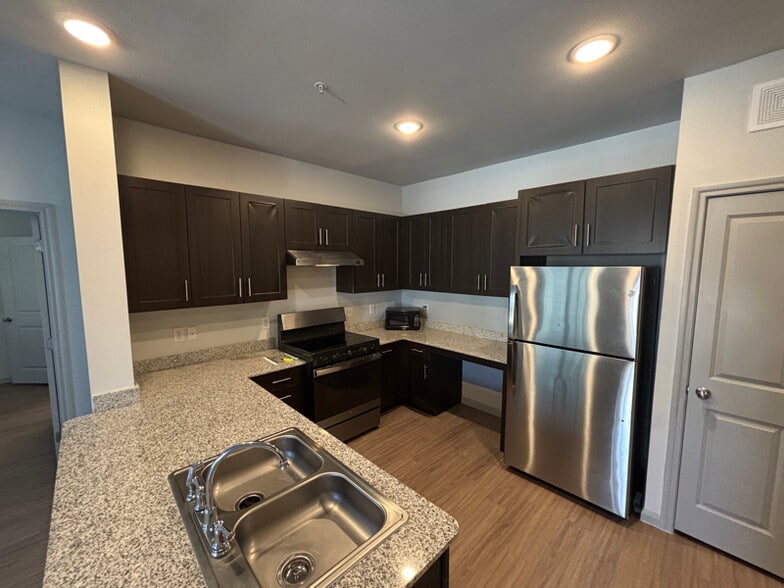 Building Photo - 950 FM2001