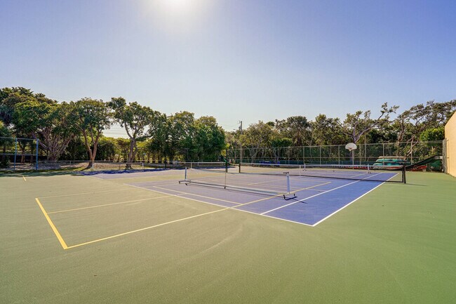 Building Photo - 9860 Leeward Ave