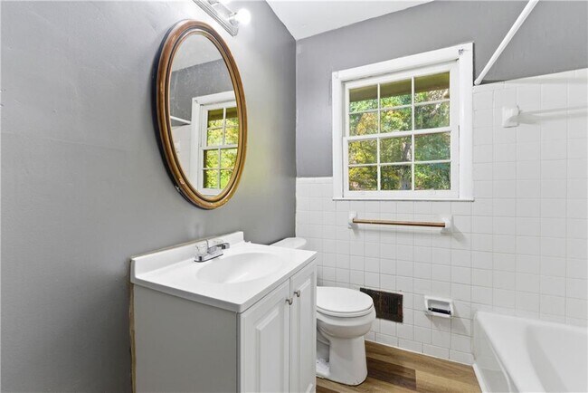 Building Photo - 1961 Valley Ridge Dr SW