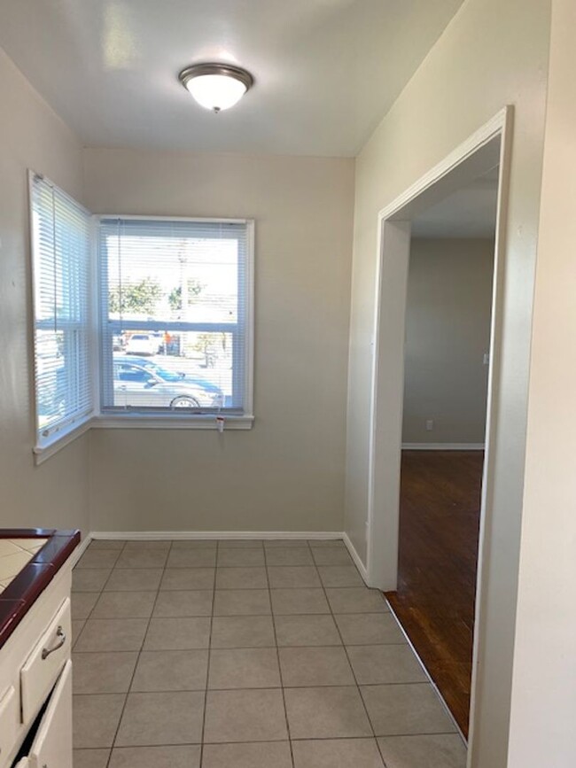 Building Photo - Large 2 Bedroom, 1 Bath with Parking and L...