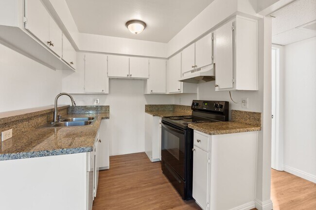 Building Photo - Updated 1BD/1BA Apartment in well maintain...
