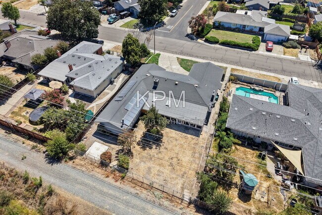 Building Photo - 2155 Portola Ave