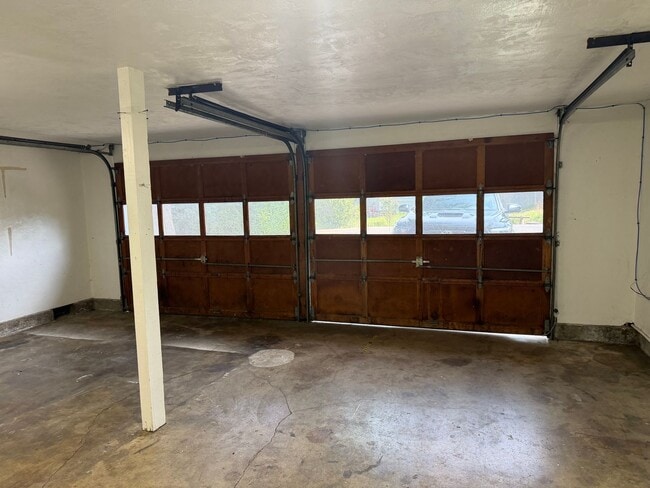 Building Photo - Updated 2 bedroom 1 bath duplex!