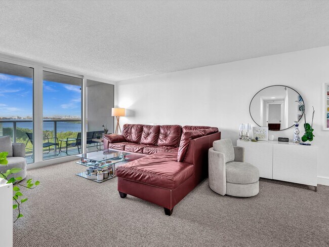 Building Photo - 100 Bayview Dr