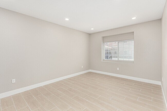 Building Photo - Upgraded 2 Bed 2 Bath with attached 1 Car ...