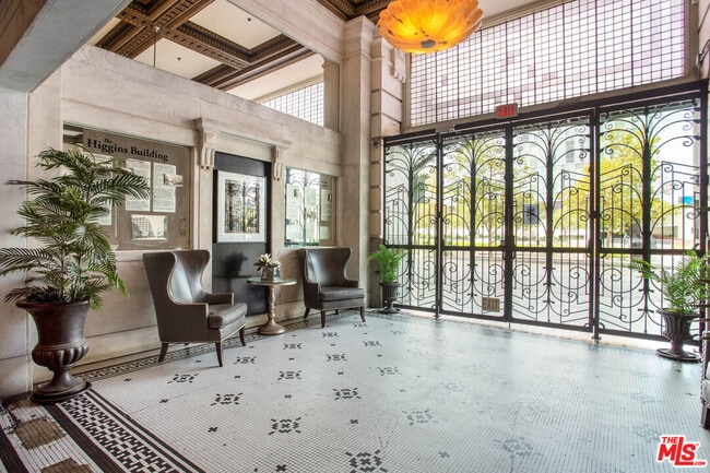 Building Photo - 108 W 2nd St