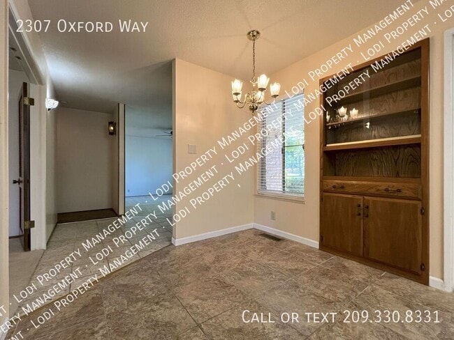 Building Photo - 2307 Oxford Way