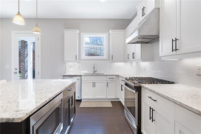 Building Photo - 1859 Commons Pl NW