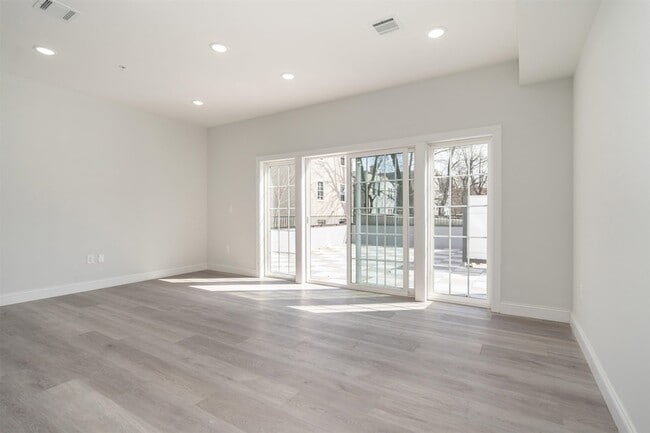 Building Photo - 144 Bergen Ave