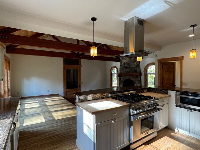 Building Photo - Luxury Mountain Retreat: 4-Bedroom Home wi...